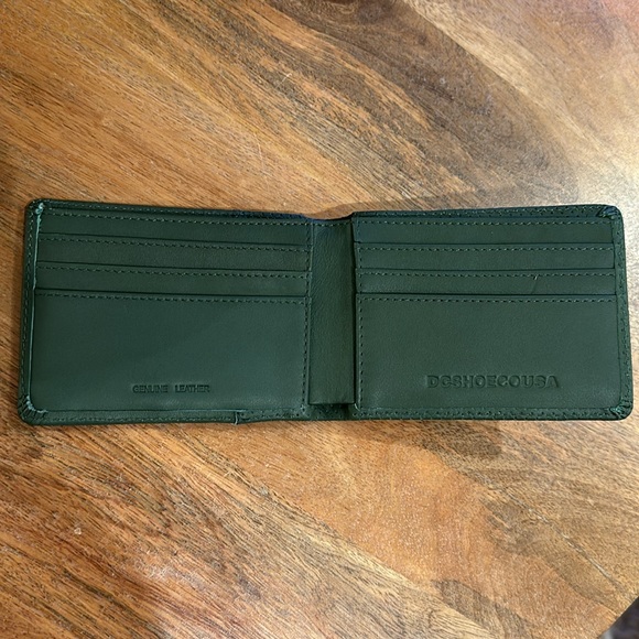 BRAND NEW: DC Shoe Co. Wallet - Picture 2 of 2